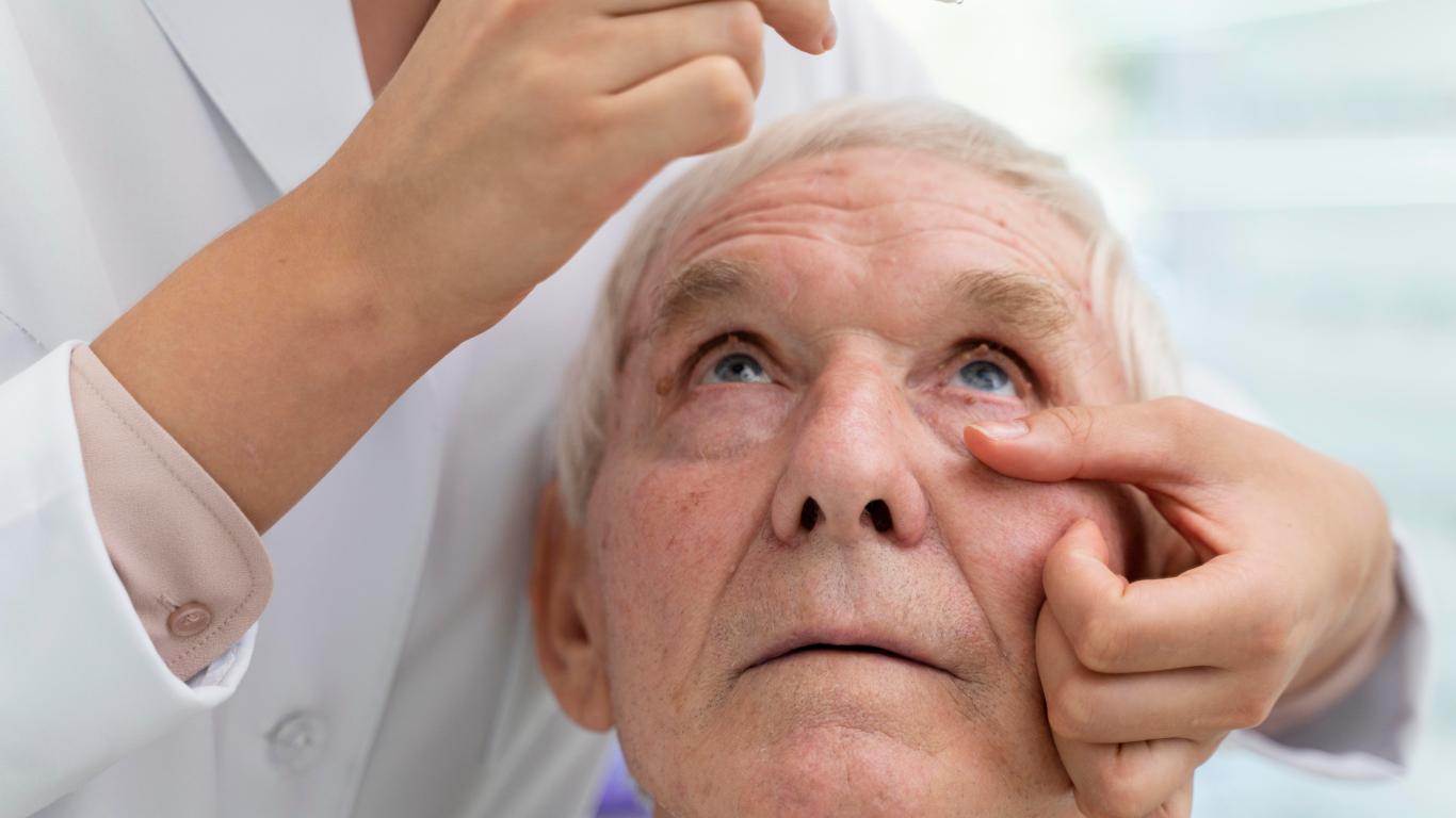 Médica pingando colírio nos olhos do homem idoso, para falar sobre oftalmologista especializado em glaucoma em Guarapuava