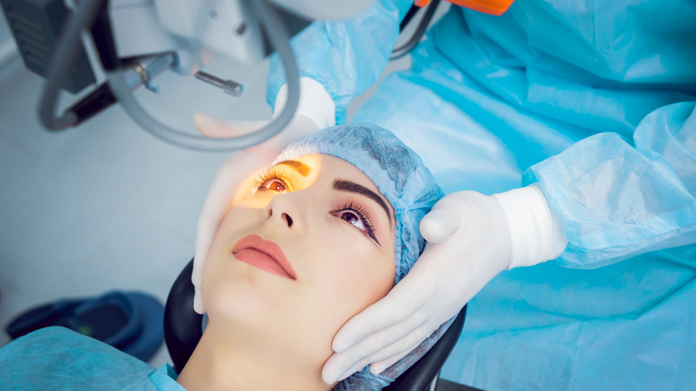 Moça sendo preparada para cirurgia combinada para catarata e glaucoma