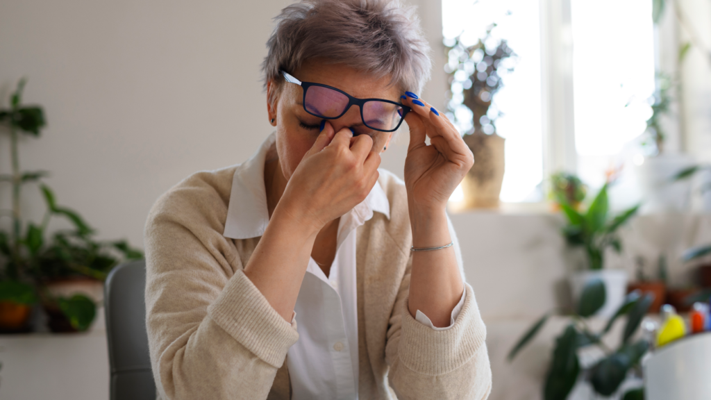 Mulher coçando os olhos, para falar sobre os sinais silenciosos do glaucoma