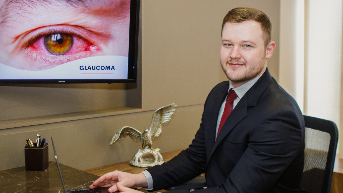 Dr. Rafael Mierzwa no consultório explicando os riscos de operar o glaucoma