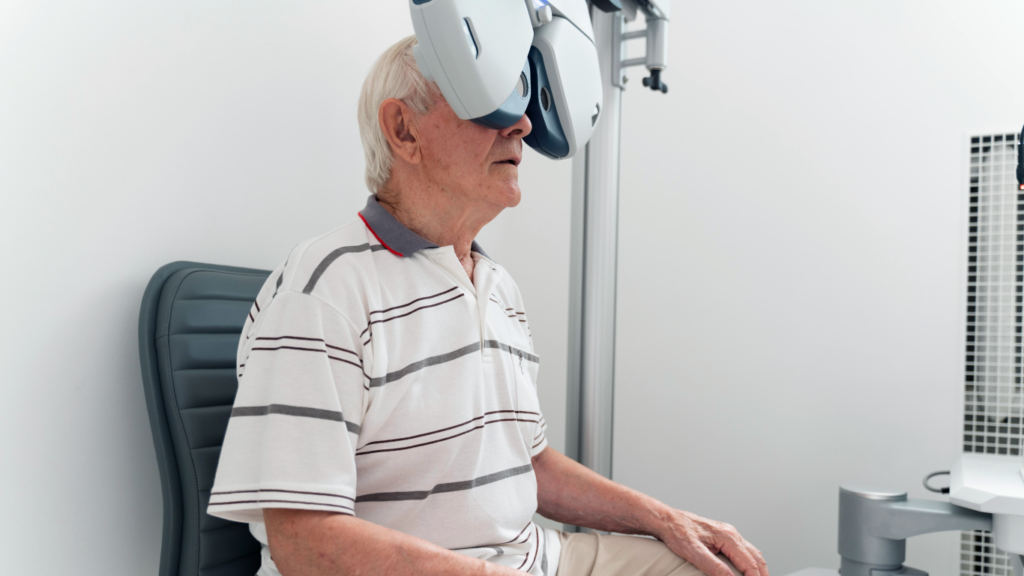 Idoso fazendo exame oftalmológico, para falar sobre fatores de risco da catarata