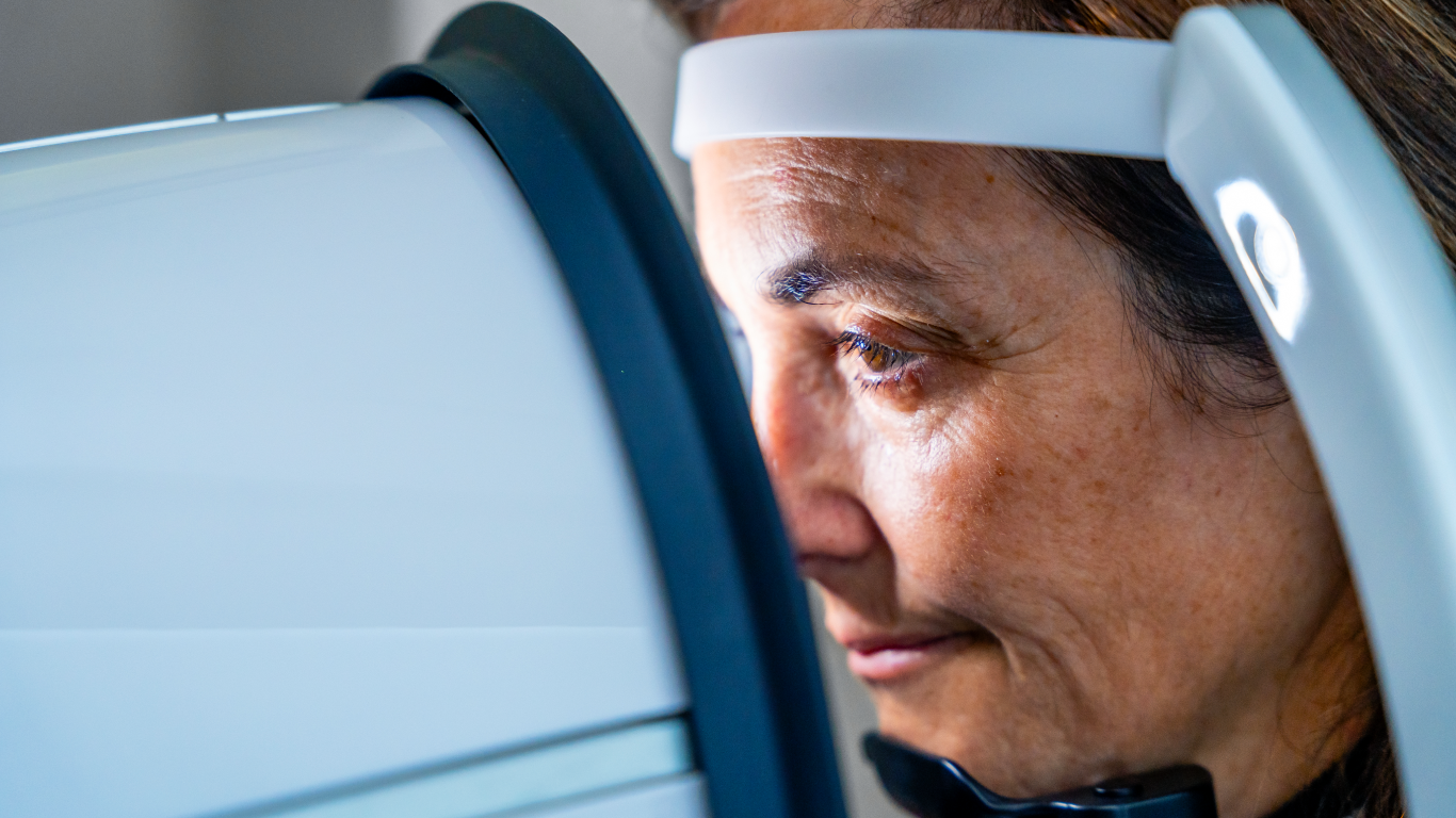 Mulher madura fazendo exame oftalmológico, para falar se a catarata tem cura