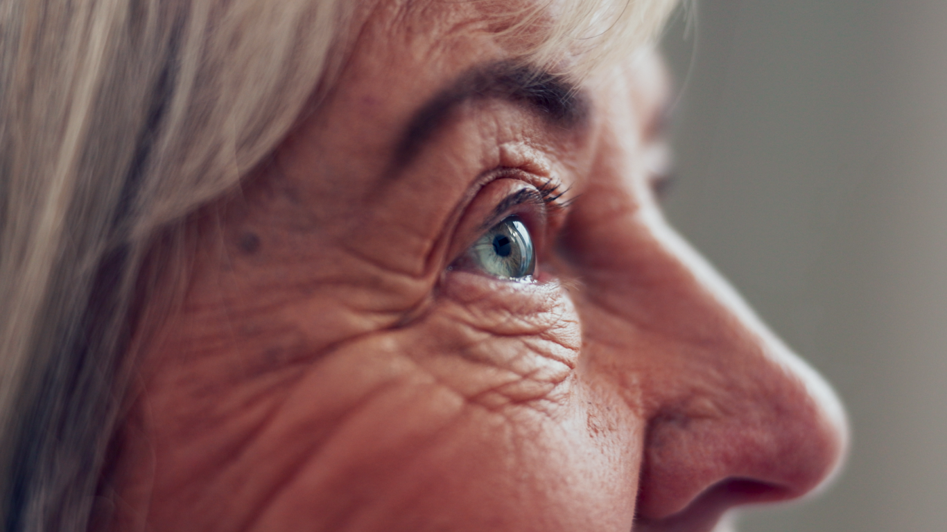 Close up nos olhos de mulher idosa, para falar sobre tratar o glaucoma precocemente