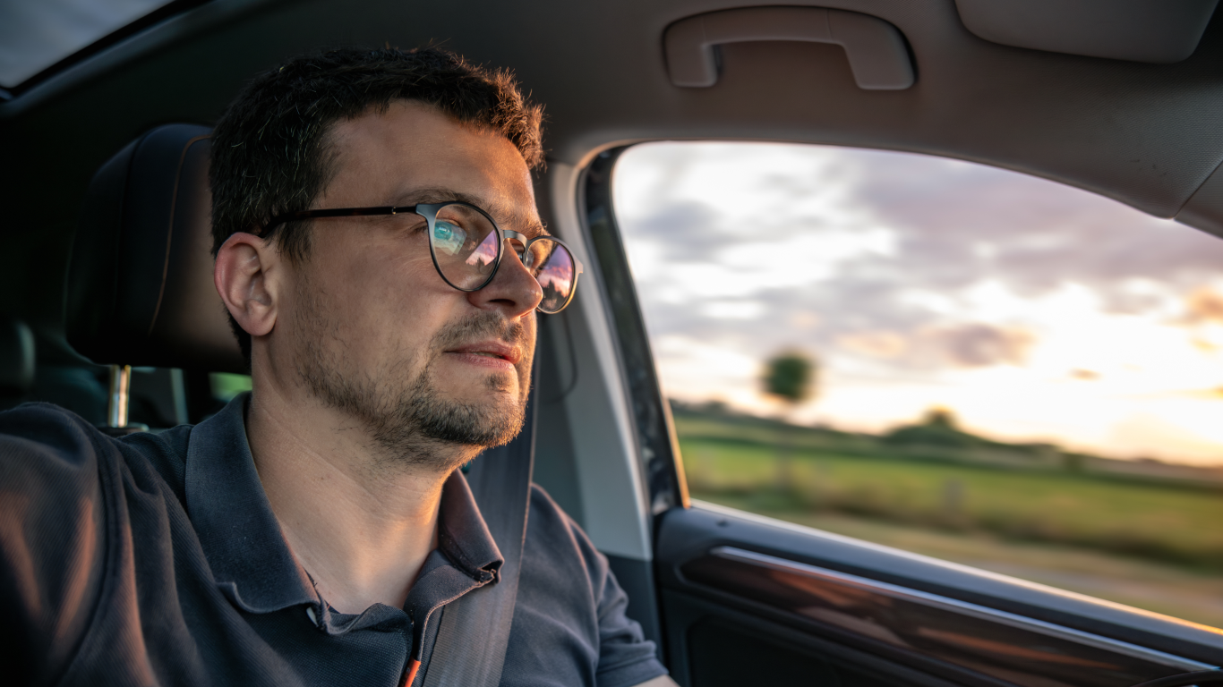 Homem dirigindo, para falar sobre direção e saúde ocular