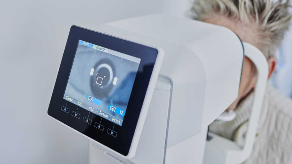 Mulher fazendo exame de visão, para acompanhamento contínuo do glaucoma