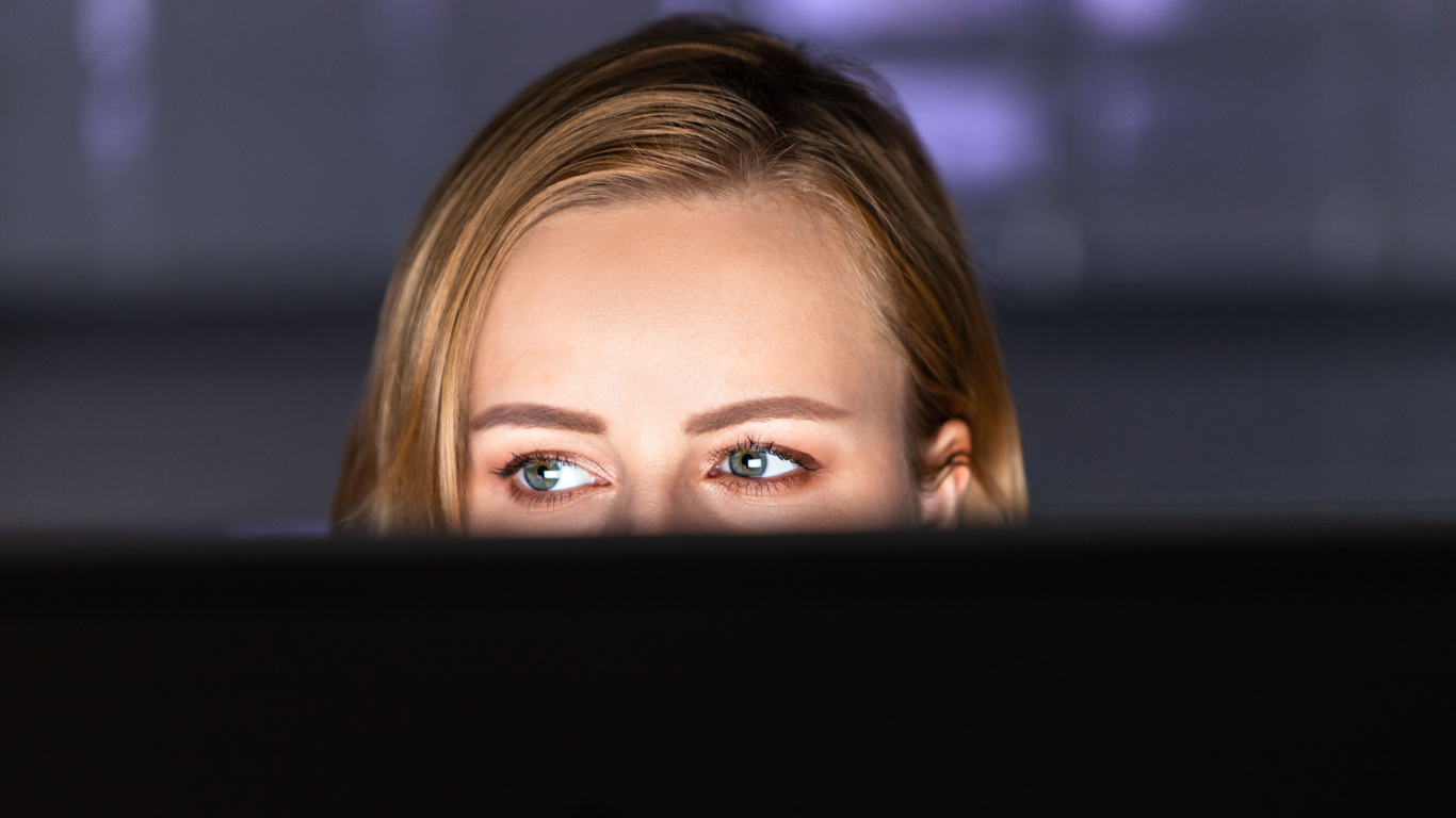 Moça em frente à tela, sofrendo com fadiga ocular digital