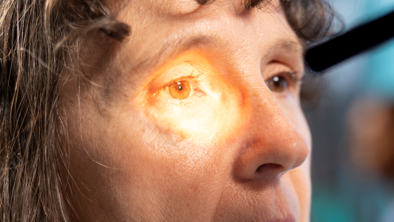 Olhos de mulher idosa, para explicar que seus olhos podem revelar doenças do corpo