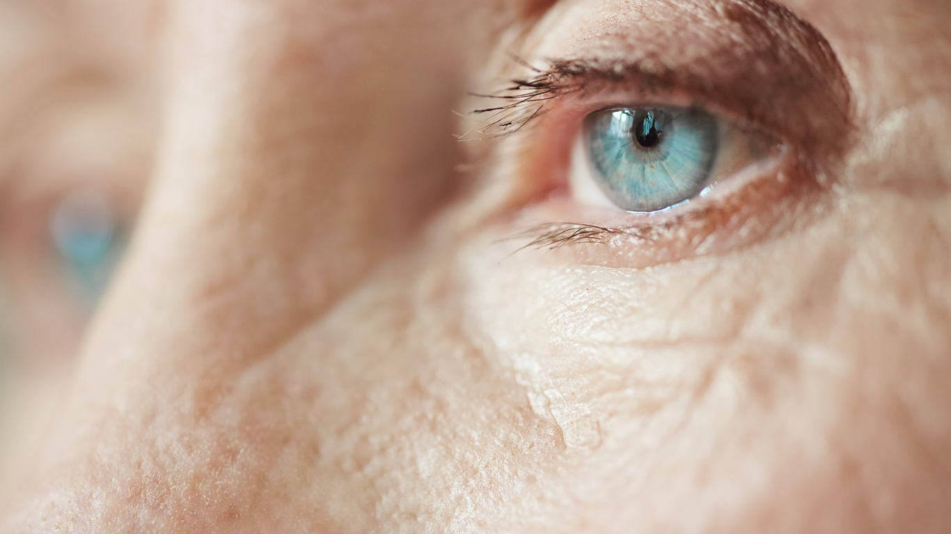 Close up em olho de pessoa idosa, para falar se é possível viver bem com glaucoma