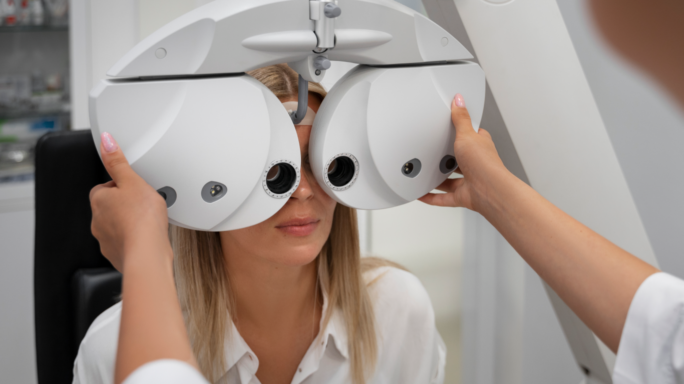 Médico examinando olhos da paciente, no acompanhamento do glaucoma