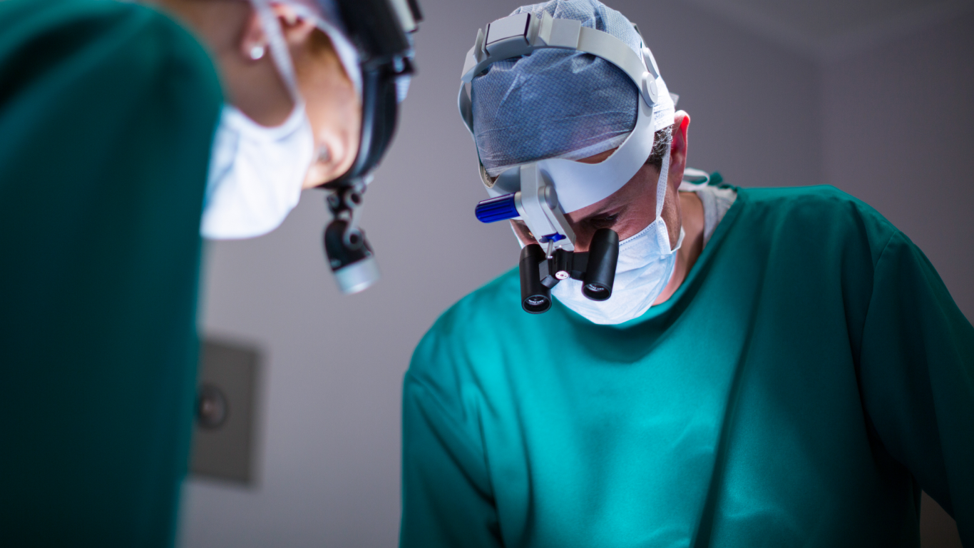 Médicos fazendo cirurgia de catarata