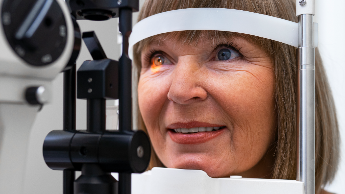 Mulher no oftalmologista, querendo saber a diferença entre catarata e glaucoma