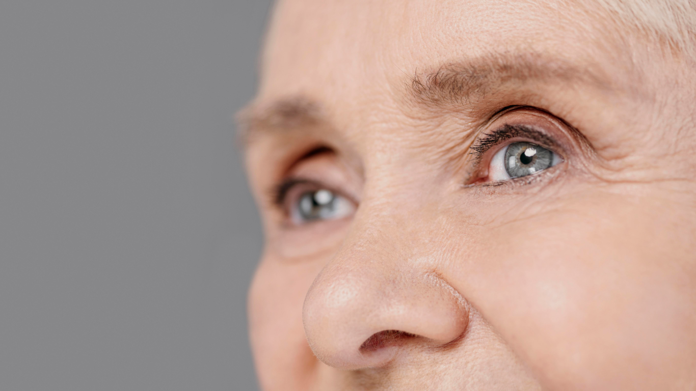Olhos de mulher idosa, para falar sobre catarata e independência
